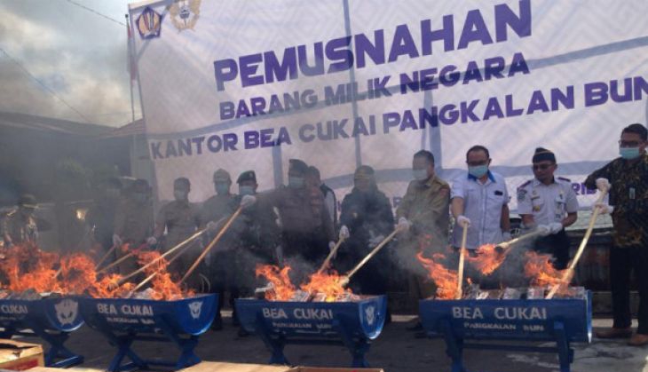 RATUSAN RIBU ROKO ILLEGAL DI MUSNAHKAN BEA CUKAI PANGKALAN BUN