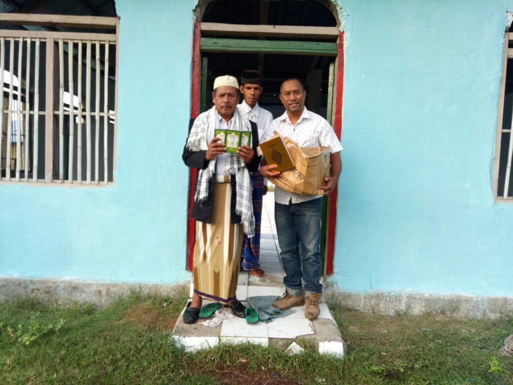 Paradoks Idul fitri, Umat Masjid al-hidayah Nangalanang Terima 50 Buku al-Quran dan 100 iqra’