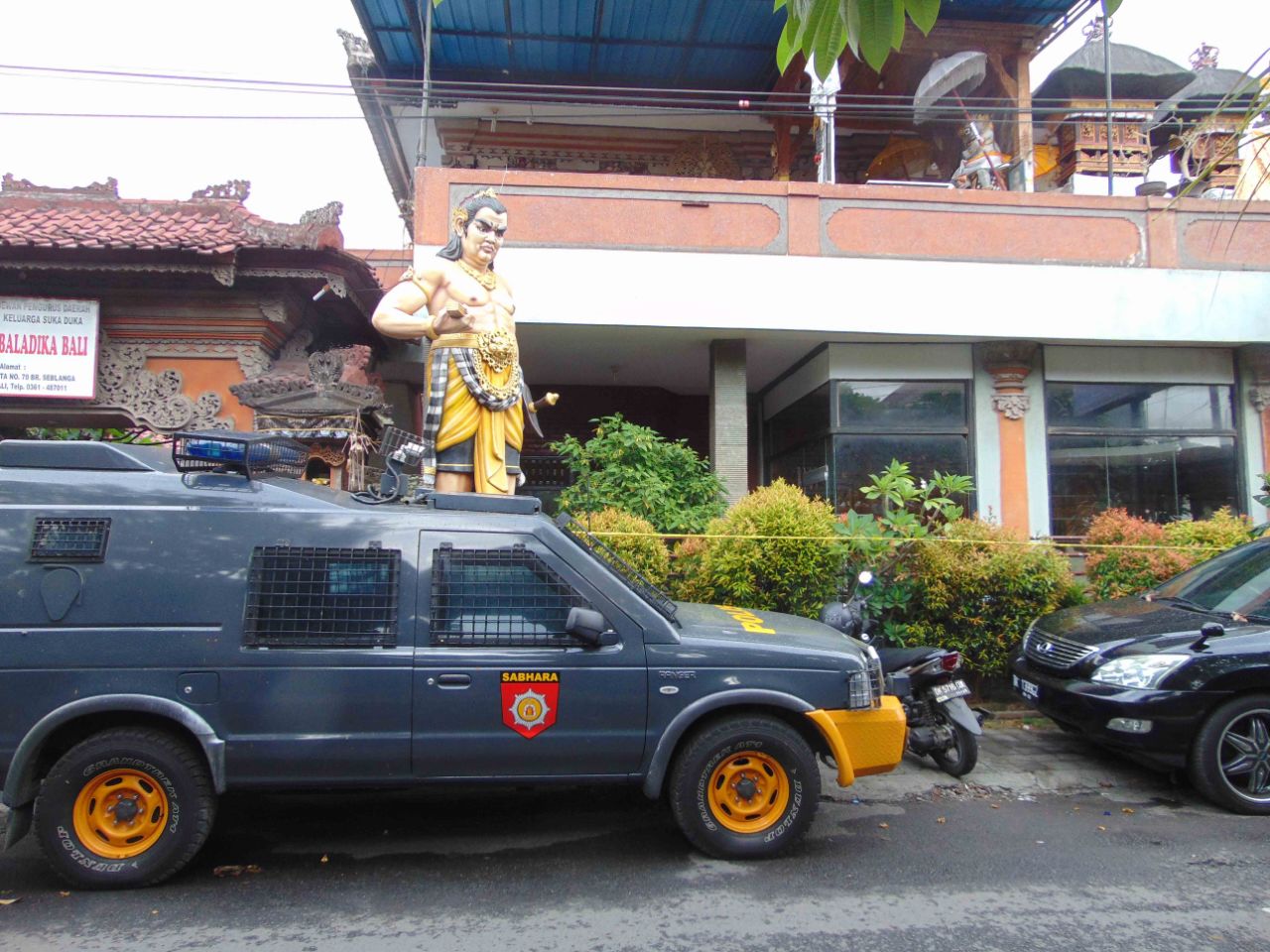 RUMAH OKNUM DPRD FRAKSI GERINDRA DENPASAR BALI  DIGREBEK POLISI, DITEMUKAN ENAM KAMAR TEMPAT MENCICIP NARKOBA UNTUK PARA PEMBELI, DAN SEJUMLAH SENPI 