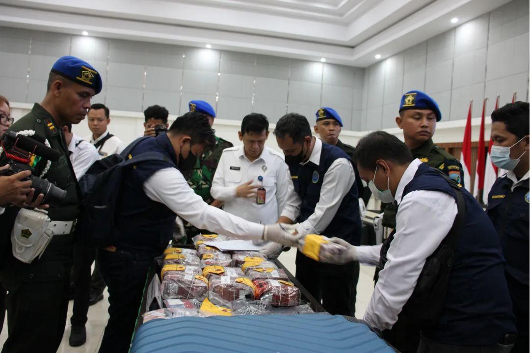 Satgas Pamtas RI-Malaysia Yonarmed 16/TK  Menyerahkan Barang Bukti Narkoba ke BNN RI di Makodam XII/Tanjungpura