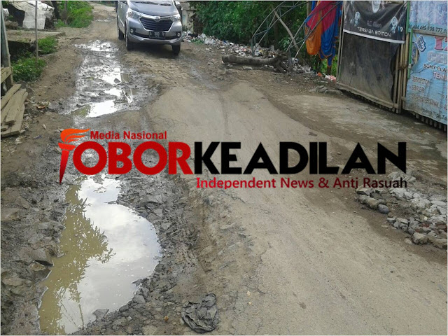 WARGA : IBU BUPATI SERANG, BANTEN, DESA KAMI DI KEPUNG JALANAN YANG RUSAK DAN PORAK PORANDA