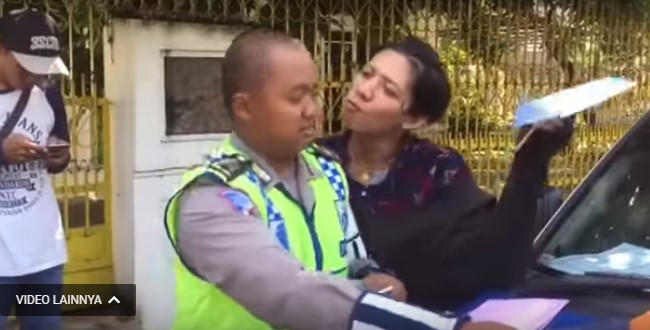 [Video] Pengendara ini Rayu Polantas Agar tak Ditilang