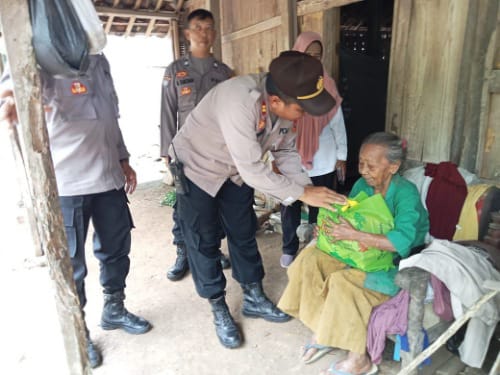 Keluarga Terdampak Kenaikan Harga Sembako Jelang Hari Raya Terima Batuan dari Kapolres Sragen, 200 Paket Telah Diedarkan