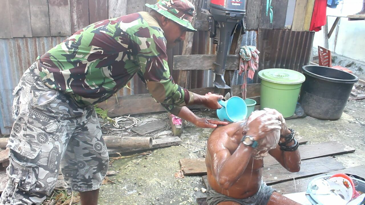 Penuh  Haru  Anggota Satgas TMMD Bantu Memandikan Kakek Simson Yang Buta