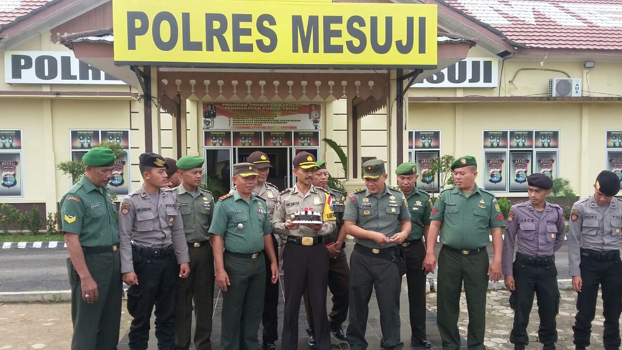 Danramil 426-01/Msj Beri Kejutan ke Kapolres Mesuji Di HUT Bhayangkara ke 72
