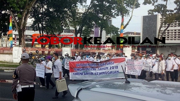 Ratusan Honorer datangi Gubernur Kalteng desak Batalkan Evaluasi Tenaga Kontrak 2018 yang penuh kejanggalan