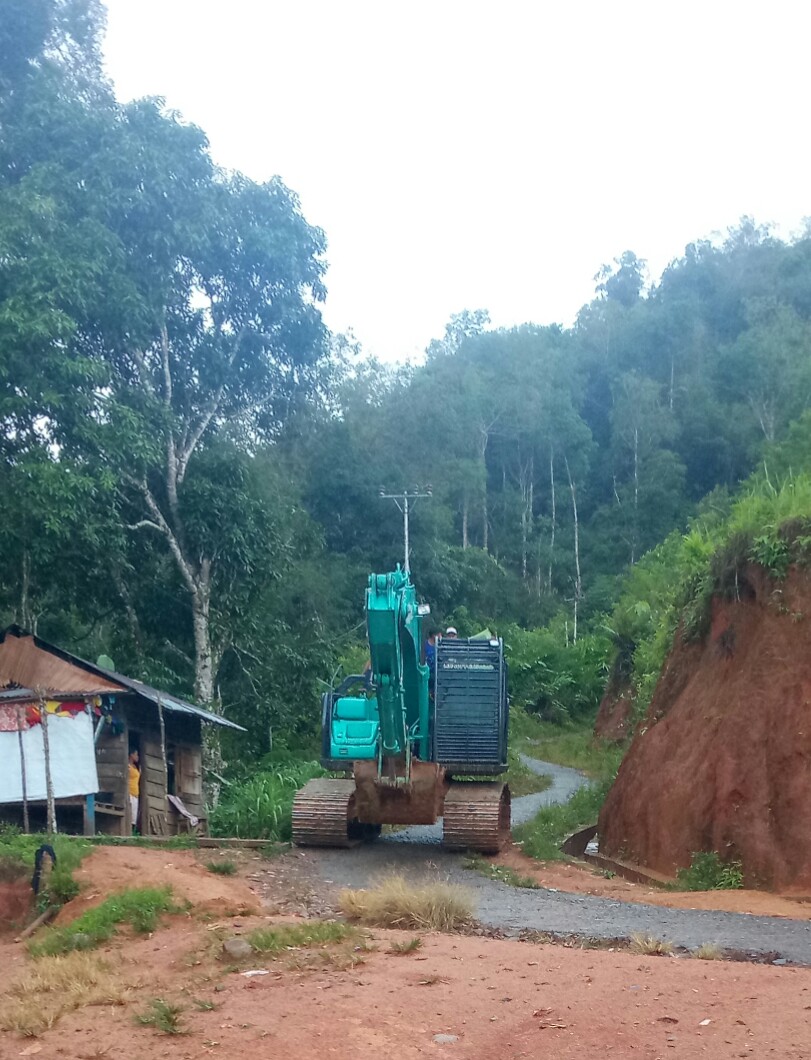 Alat Berat Lewat Didesa Purba Dolok Kabupaten Taput Tanpa Di Roling