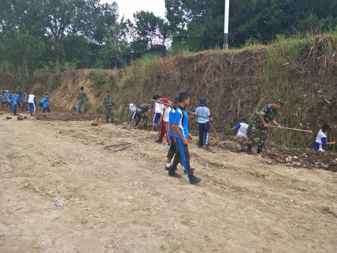Ikut Gotong Royong Koramil 15 Habinsaran Dukung Parsoburan Tuan Rumah HUT Tobasa