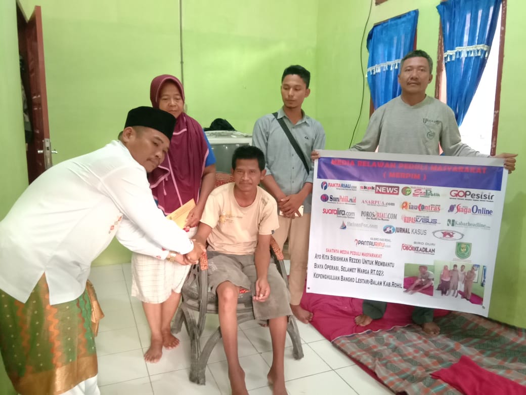 Penghulu Bangko Lestari Bersama Humas Perusahaan Beri Bantuan Kepada Selamet
