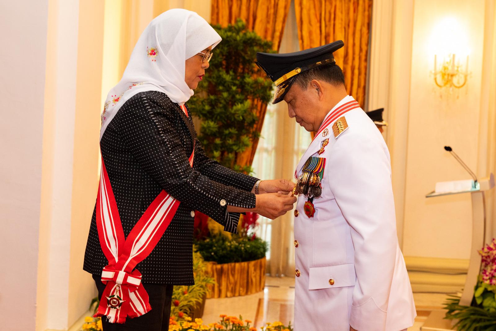 Presiden Singapura Anugerahkan Penghargaan Tertinggi "The Distinguished  Service Order" Ke Mendagri Tito Karnavian
