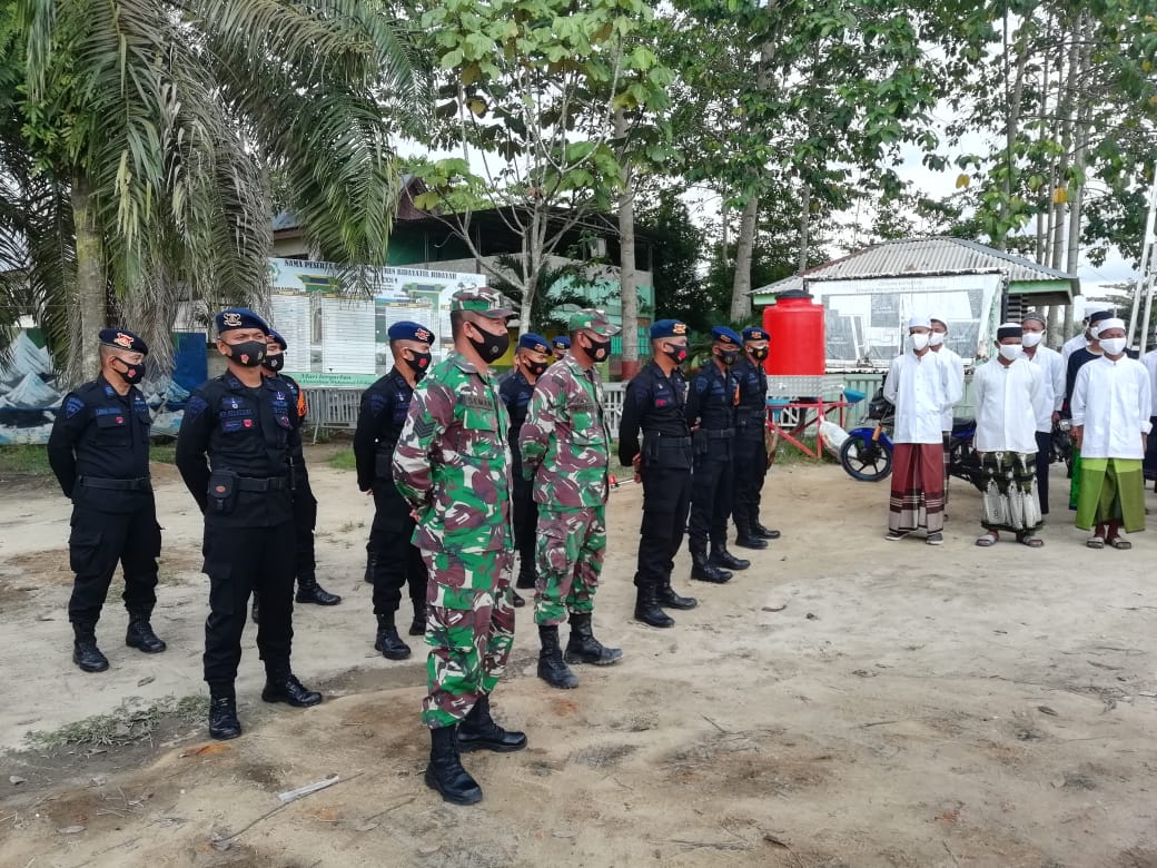 IPTU M.Amin Personil Batalyon B Pelopor Satuan Brimob Polda Riau Gelar Giat Jum'at Bersih