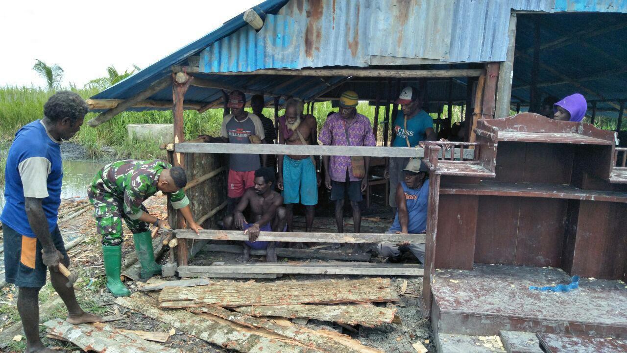 Babinsa Bersama Warga Perbaiki Gereja Santo Fransiskus