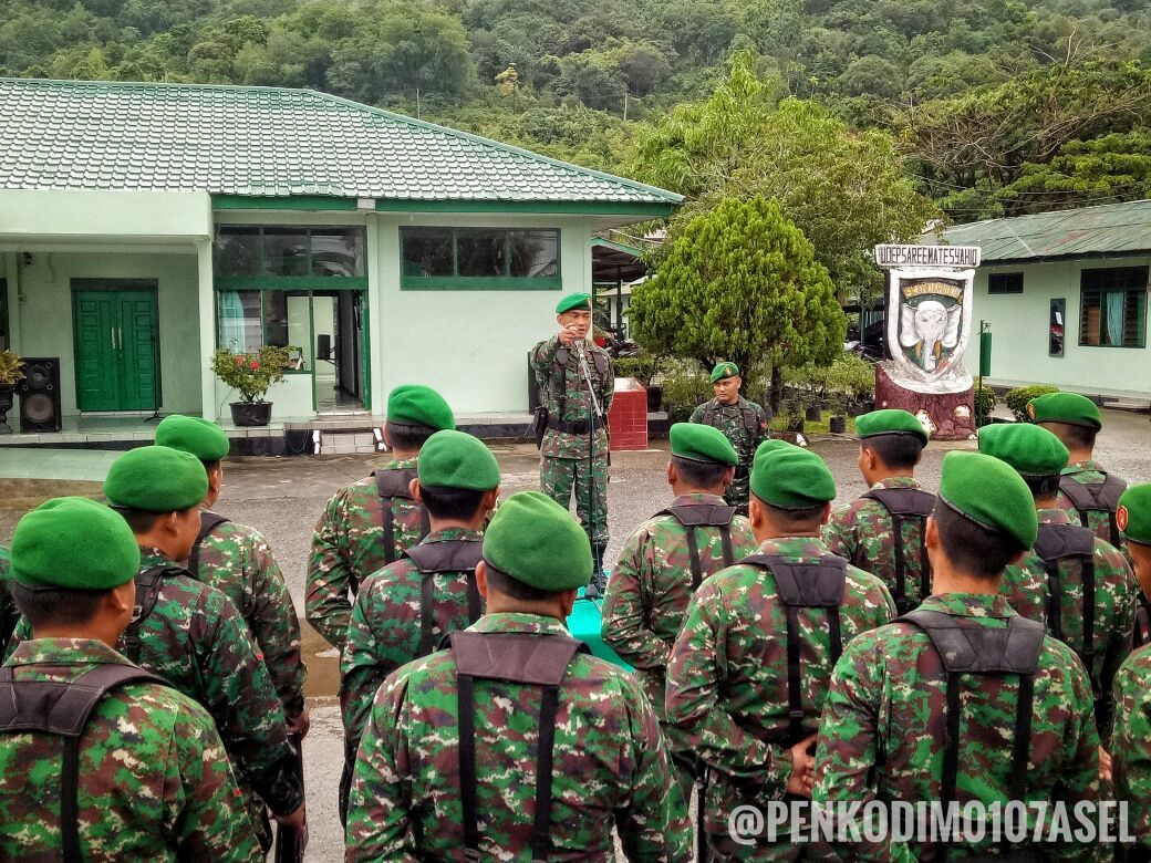 Usai Upacara, Dandim Asel Bariskan Prajurit Bahas Tiga Point Penting