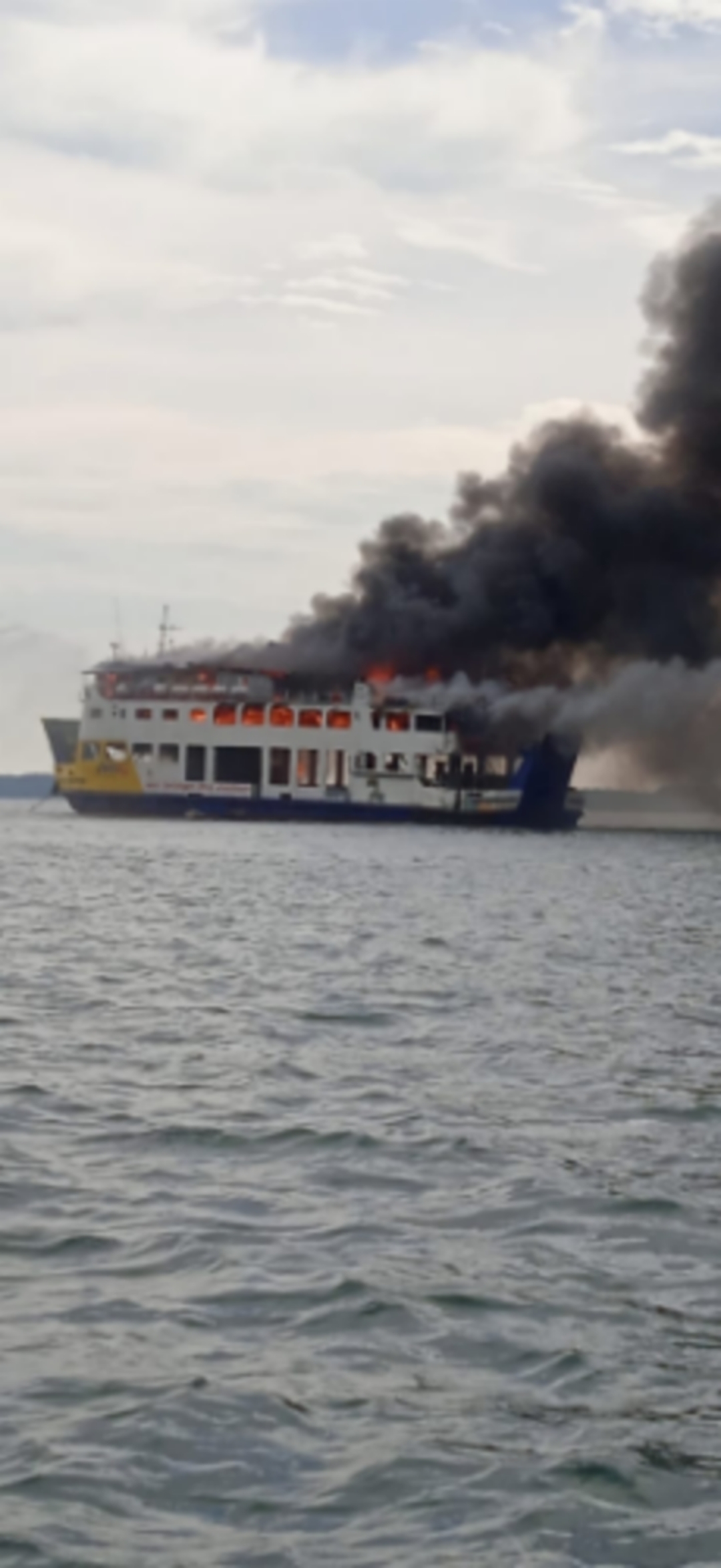 Breaking News "Kapal Roro Tandeman Terbakar di Telaga Punggur Batam"
