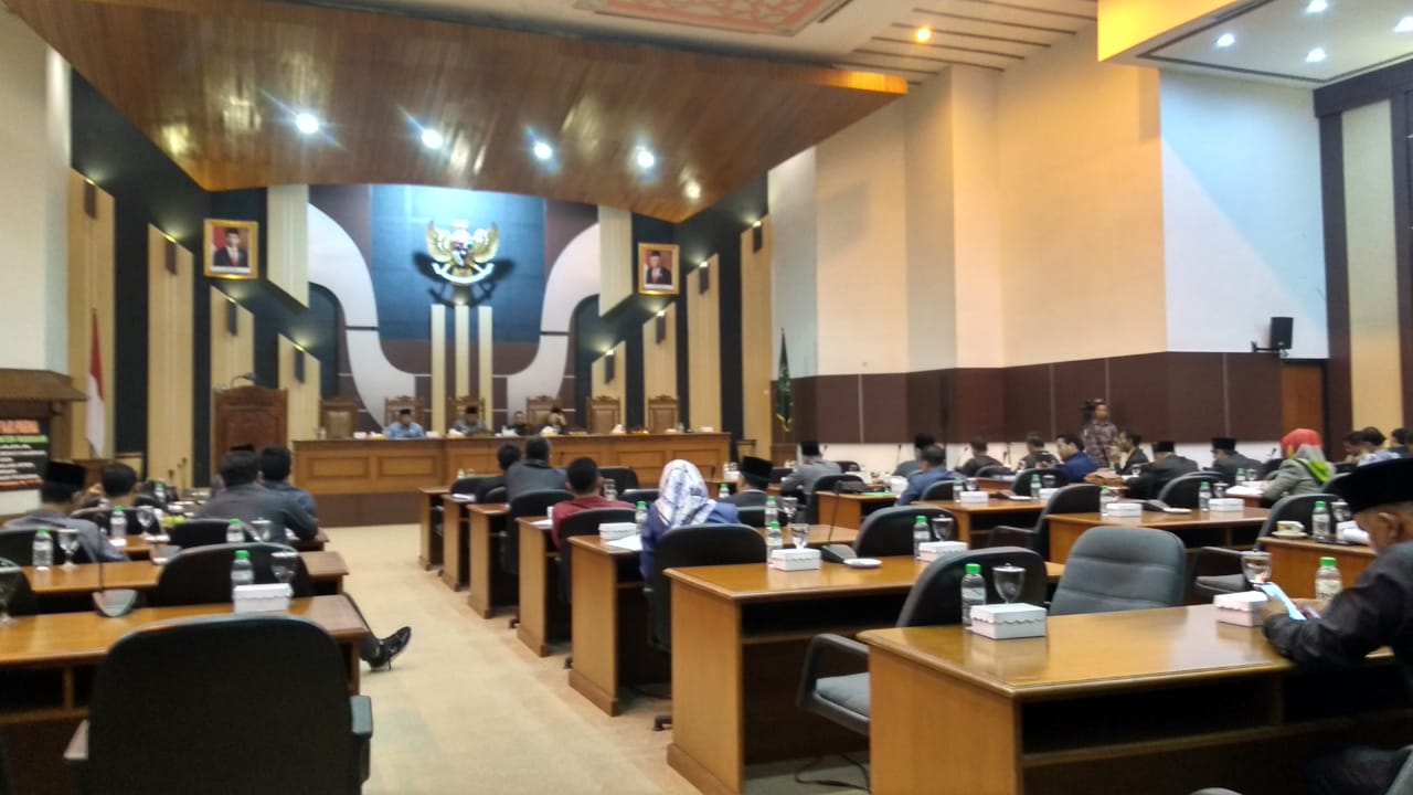Paripurna DPRD Pasuruan Dihadiri Eksekutif Diwarnai Interupsi, Hingga Demonstrasi Diluar Gedung