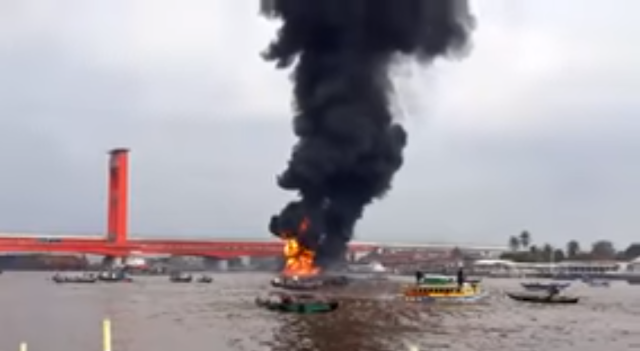 Breaking News, Kapal Terbakar dan Meledak di Sungai Musi Palembang