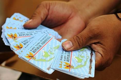 MENUNGGU e-KTP DI RAJA AMPAT  FIKTOR AMBAFEN ANGKAT BICARA