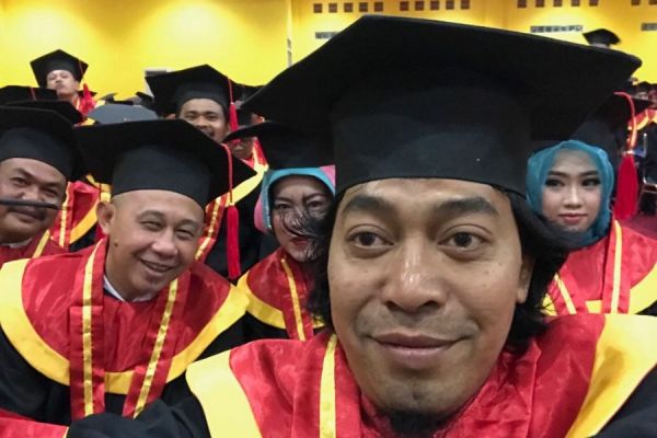 Komeng Wisuda, Lulus Sarjana Ekonomi di Usia 47