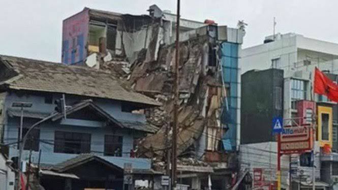 Gedung Pertokoan di Slipi Jakarta Barat Ambruk, Ada Korban Berjatuhan 