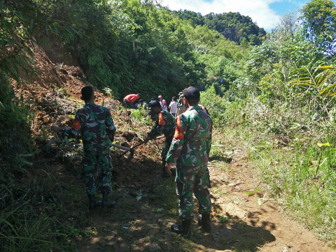 Mengharukan, Koramil 15/Habinsaran Gerakkan Warga Dusun Paronggangan dan Pandumaan Bergotong Royong 