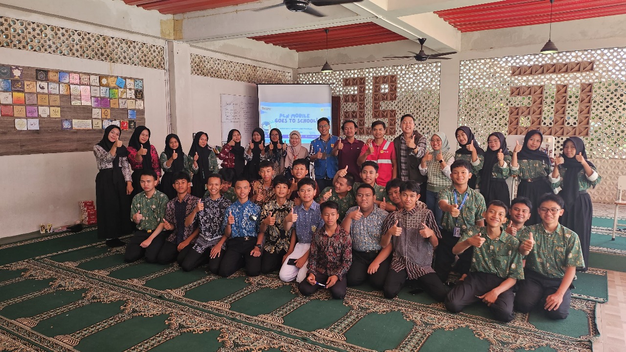 Semarak Kemerdekaan Bersama "PLN Mobile Goes To School" di SMK Media Teknologi Pabuaran