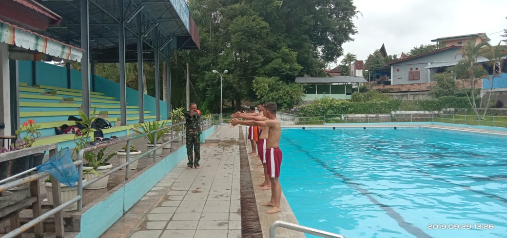 Serda Hidayat Latih Para Balon TNI Dalam Hal Renang di Kecamatan Habinsaran