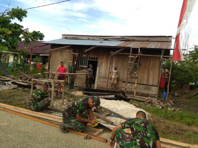 Satgas Perbatasan Renovasi Rumah Warga Kurang Mampu