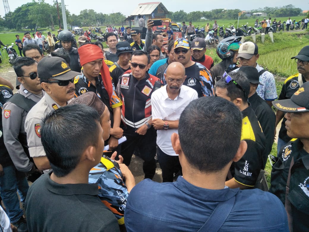 Diduga CSR 4 Perusahaan Dimakan Gendruwo, GMBI Pasuruan Raya Blokir Jalan Desa Semare