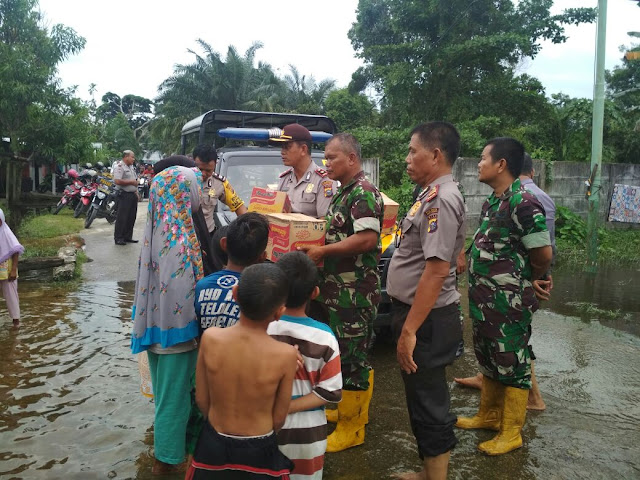 Kapolsek Dan Danramil Rumbai Pesisir Sambangi Kediaman Warga Korban Banjir