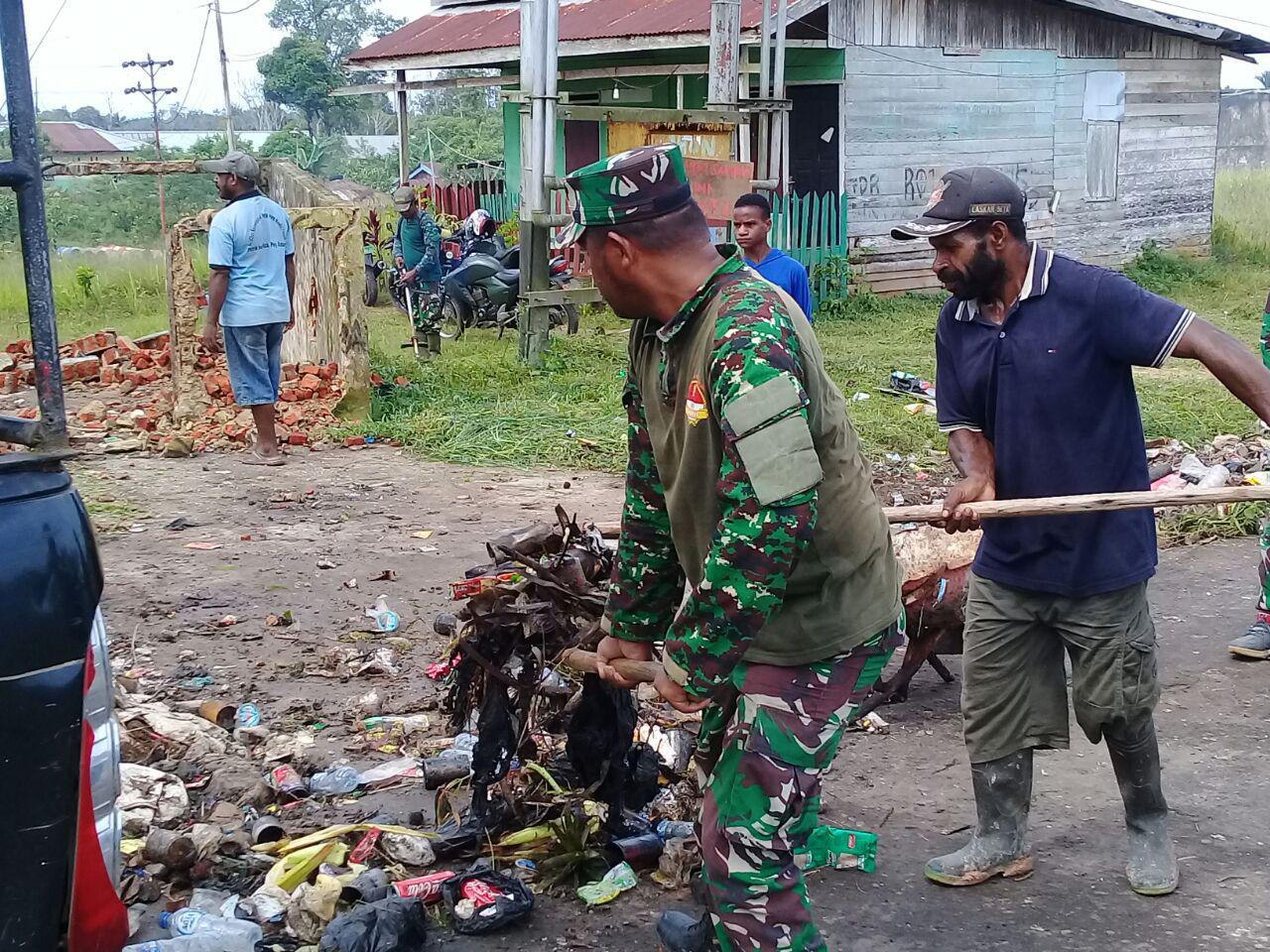 Kodim 1711/BVD Gotong Royong Bersama Masyarakat Melakukan Pembersihan Jalan