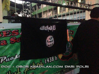 ISIS PASANG BENDERA DI PAGAR KANTOR POLISI 
