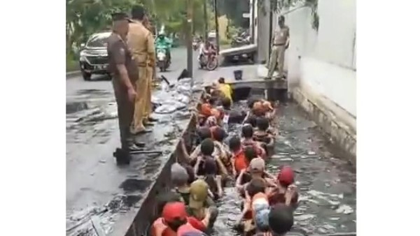 Honorer DKI Pria, Wanita Saling Pijit Masuk Ke dalam Got Demi Perpanjangan Kontrak