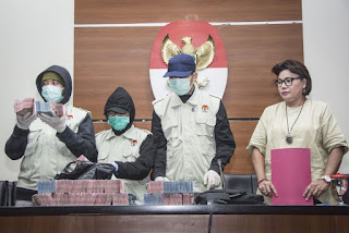 TRAGEDI KEPALA DAERAH KOTA CILEGON, AYAH TERPIDANA KORUPSI ANAK TERSANGKA