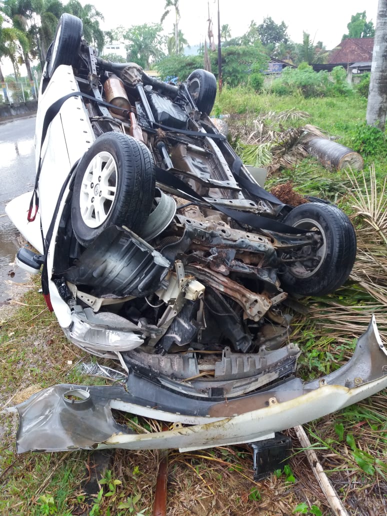 AVANZA HAJAR POHON PINANG DI BIBIR JALAN  "TROTOAR", TM (43)TEWAS & HL (44) MASUK RUMAH SAKIT
