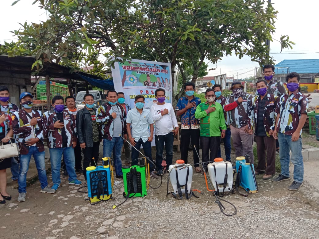 Cegah Penularan Covid-19, DPD IPK Kab Toba Semprotkan Desinfektan Kejalan, Rumah Penduduk di Desa Tambunan Balige.