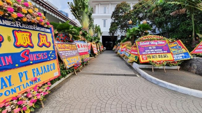 Balai Kota DKI Dipenuhi Karangan Bunga Buat Bapak Anies Baswedan, Ucapan dari Mantan PSI dan Doa Untuk RI 1