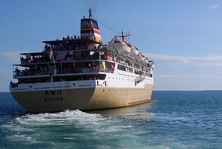 SATU PENUMPANG KM.AWU LOMPAT KE LAUT SAAT KAPAL SEDANG BERLAYAR