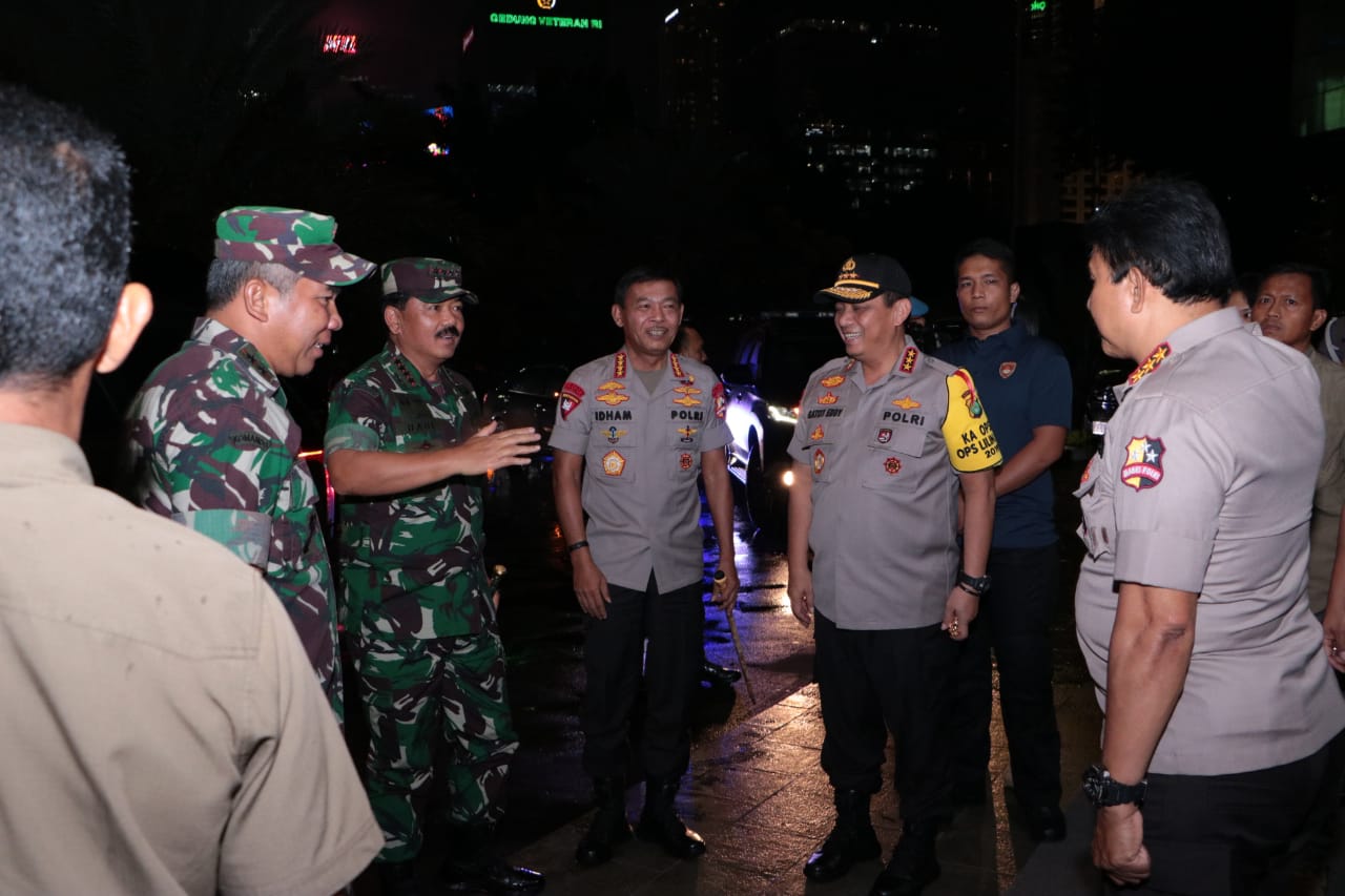 Kapolda Metro Jaya Dampingi Kapolri dan Panglima TNI Memonitoring Malam Tahun Baru