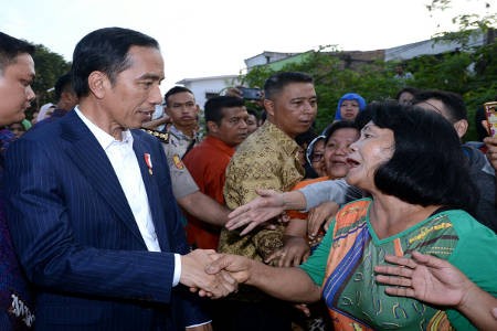 Konflik Partai Buat Jokowi Sering Lupakan Ekonomi Masyarakat