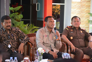 Bupati Aceh Timur : " Cuma Orang Bodoh Yang Marah Kepada Wartawan"