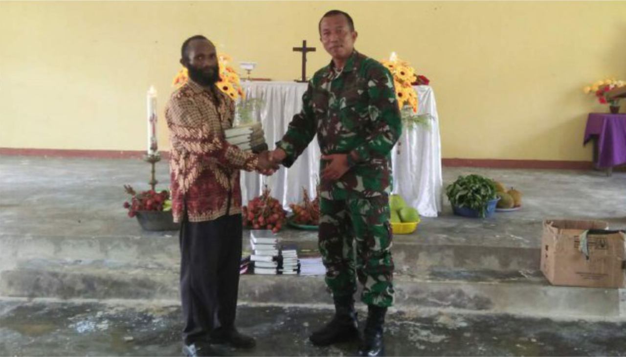 Satgas Yonif 121/MK Beri Bantuan Alkitab Di Gereja Santo Petrus Perbatasan RI-PNG