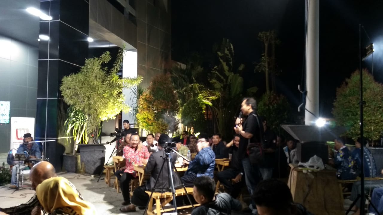 Tunaikan Janji, Dewan Adakan Jagongan Rakyat di Teras Gedung DPRD kab Pasuruan