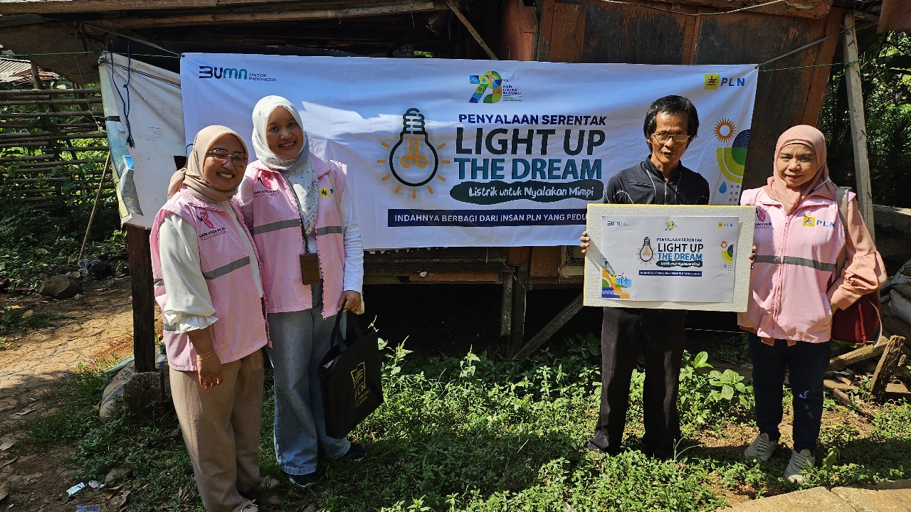 Peringati Hari Listrik Nasional dan Sumpah Pemuda PLN ULP Bojong Gede Sukses Nyalakan Mimpi Alpian, Pelanggan Pra Sejahtera Melalui Program "Light Up The Dream"