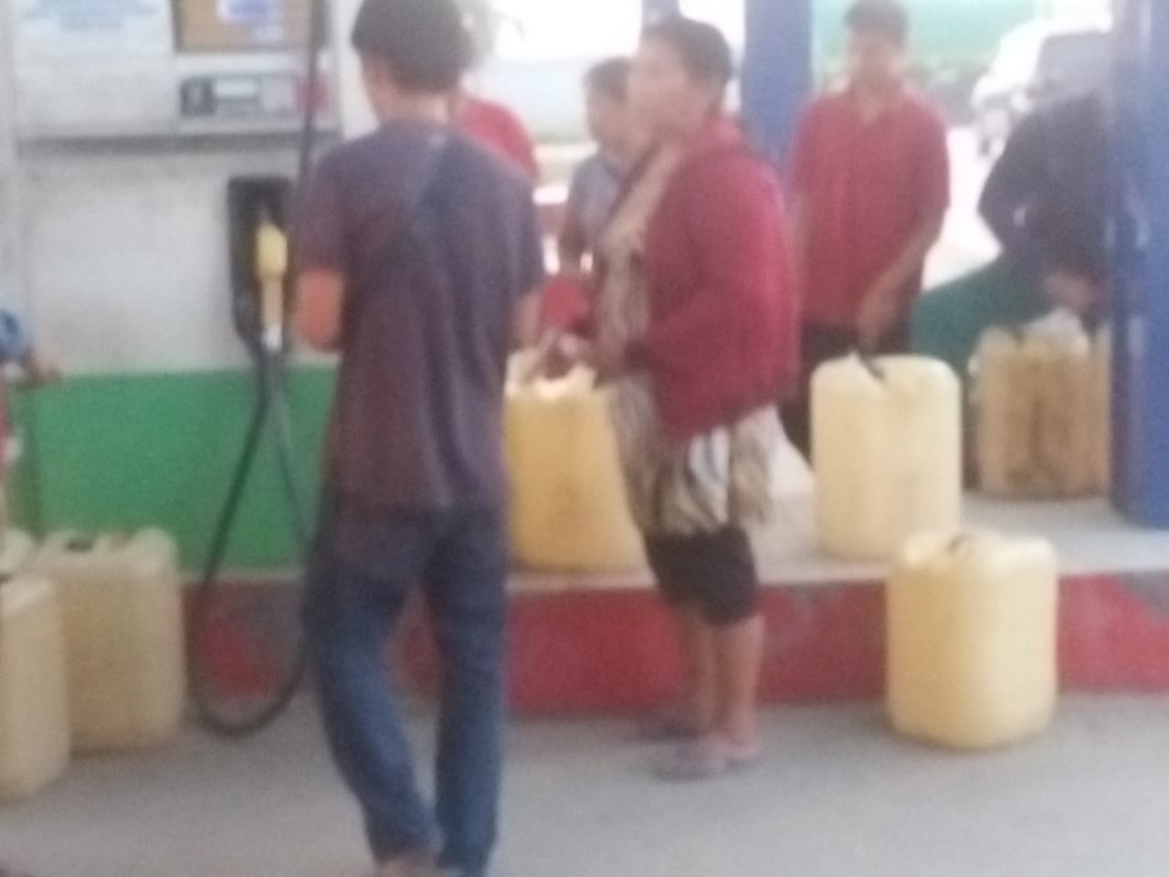 Pengendera Mengeluh Karena Ulah SPBU Riau Diduga BBM Jual Pada Orang Pakai Jereken Untuk Meraup Keuntungan