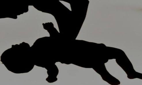 Sadis ! Ayah Nekat Gorok Anaknya Berumur 8 Bulan