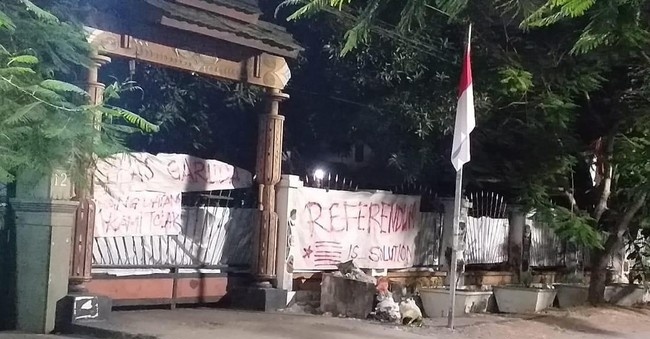 Penghuni Asrama Mahasiswa Papua Menolak Gubernur Lukas Enembe dan Khofifah Bertamu 
