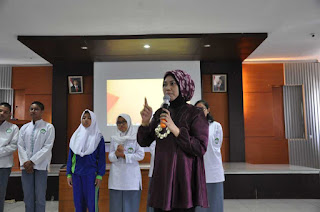 Dian Wisdianawati, M.Si Ketua Umum Gerakan Wanita Nusantara , Penelis di Acara Masalah Malnutrisi pada Anak