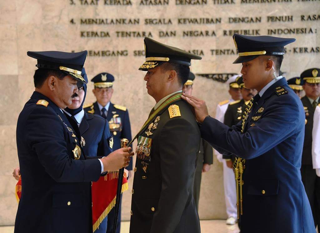 Panglima TNI Sematkan Bintang Kartika Eka Paksi Utama Kepada Kasad