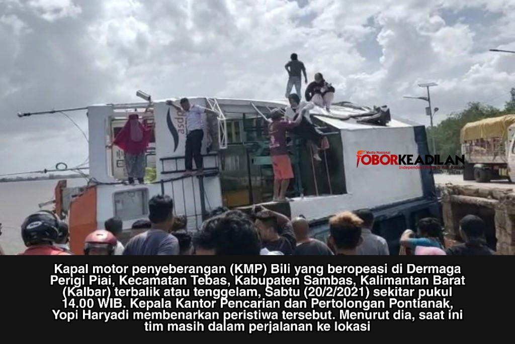 BREAKING NEWS : Oleng Lalu Terbalik Kapal Feri Penyeberangan Karam di Sungai Sambas