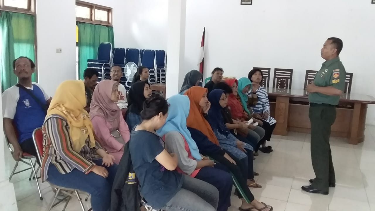 Babinsa Latih Yel- Yel Ibu PKK Dalam Rangka Lomba Kelurahan Tingkat Kota Surakarta